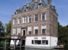 ‘Eene Ridderwooninge met opgetogen bruggen’